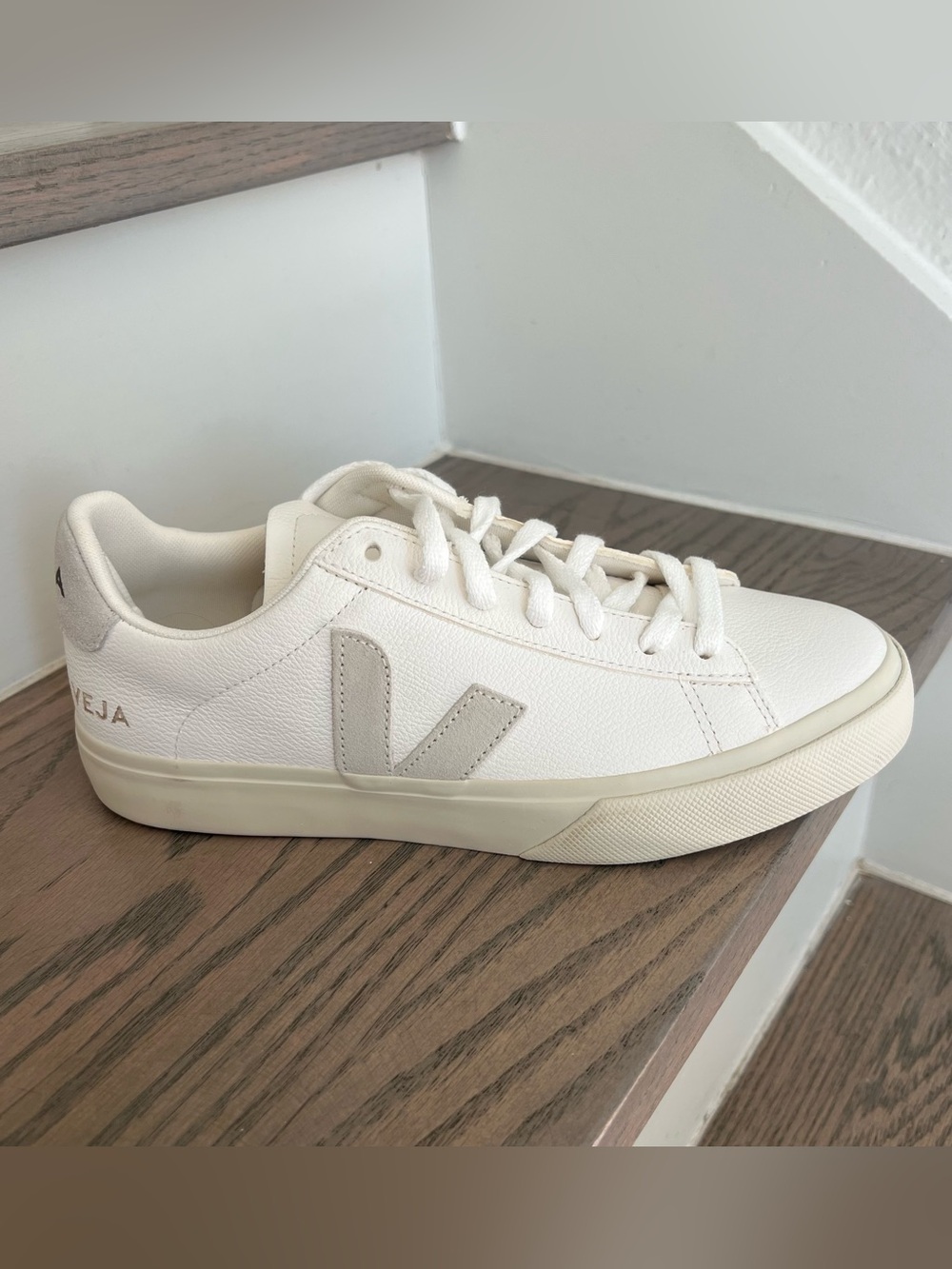 SINGLE RIGHT SHOE Veja Campo Leather Sneaker in Extra White / Natural Suede